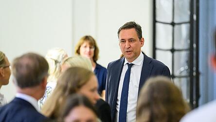 Bayerns Justizminister Georg Eisenreich (CSU) kommt zu einer Pressekonferenz, auf der er seinen Rücktritt erklärt. Bayerns Justizminister Georg Eisenreich (CSU) kommt zu einer Pressekonferenz, auf der er seinen Rücktritt erklärt.