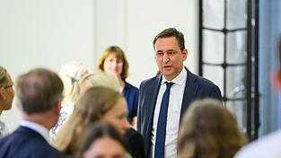 Bayerns Justizminister Georg Eisenreich (CSU) kommt zu einer Pressekonferenz, auf der er seinen Rücktritt erklärt. Bayerns Justizminister Georg Eisenreich (CSU) kommt zu einer Pressekonferenz, auf der er seinen Rücktritt erklärt.
