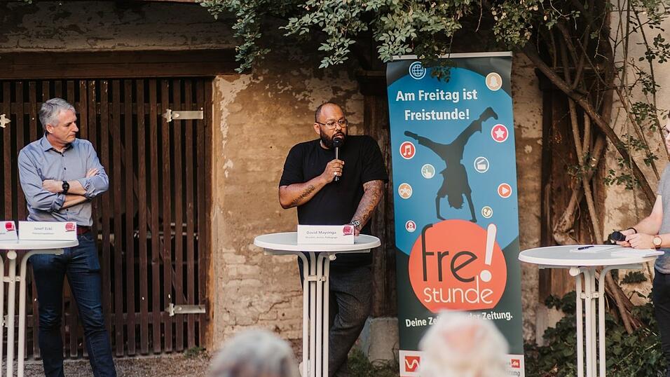 19. September 2017: Zur Bundestagswahl findet unser erster Freistunde-Talk statt. Auch ihm folgen viele nach: Wir sprechen über die Legalisierung von Cannabis, den Klimawandel und haben echte Stars zu Gast: MrWissen2Go und David Mayonga alias Roger Rekless (Foto). Daneben bieten wir Kinder-Events an und veranstalten im November 2017 den ersten Lehrermedientag, seitdem führen wir die Fortbildung jährlich für alle Pädagogen aus der Region durch. Mit unseren Schulprojekten sind wir ihr Ansprechpartner.