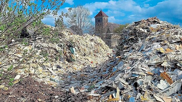 Viel M&uuml;ll vor der Kirche von Techanov, dem Ortsteil von Jir&iacute;kov, in dem die Abf&auml;lle abgelagert worden sind. Demn&auml;chst werden die Hintergr&uuml;nde vor Gericht aufgearbeitet.