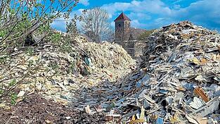 Viel Müll vor der Kirche von Techanov, dem Ortsteil von Jiríkov, in dem die Abfälle abgelagert worden sind. Demnächst werden die Hintergründe vor Gericht aufgearbeitet. Viel Müll vor der Kirche von Techanov, dem Ortsteil von Jiríkov, in dem die Abfälle abgelagert worden sind. Demnächst werden die Hintergründe vor Gericht aufgearbeitet.