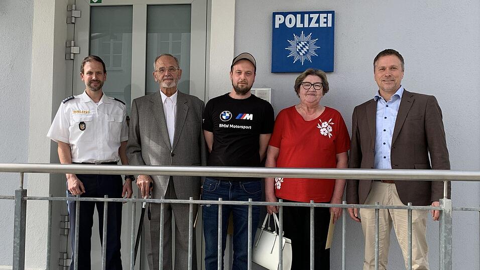 Polizeihauptkommissar Marco Müller (links) und Leitender Kriminaldirektor Robert Fuchs danken den drei Bürgern. Polizeihauptkommissar Marco Müller (links) und Leitender Kriminaldirektor Robert Fuchs danken den drei Bürgern.