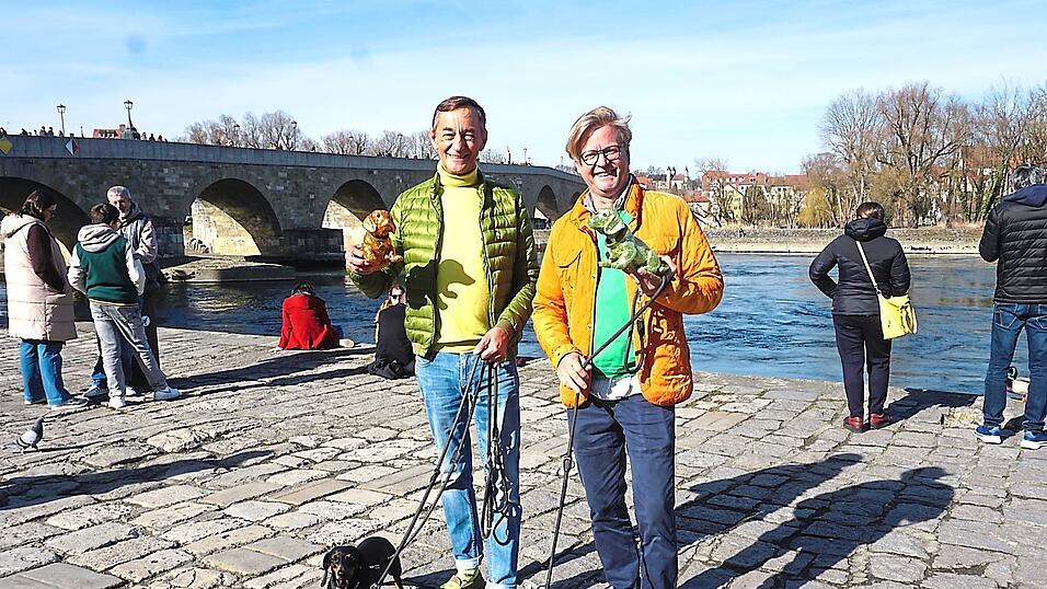 Seppi Küblbeck (links) und Oliver Storz mit ihren Dackeln. Seppi Küblbeck (links) und Oliver Storz mit ihren Dackeln.