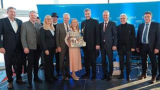 Am Ende nur zufriedene Gesichter (v.l.): Uli Schultes, Franz Schreyer, Uli Fuchs, Holger Frischhut, Alois Rainer, Katharina Dilger, Markus S&ouml;der, Markus Pannermayr, Dr. Albert Solleder, Ewald Seifert und MdL Josef Zellmeier.