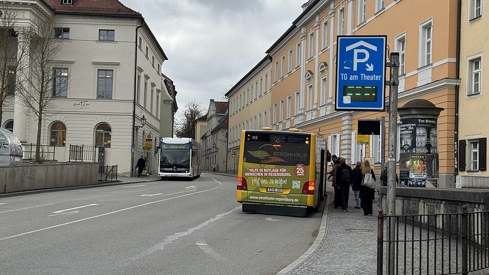 Weil die aktuelle Verkehrssituation am Bismarckplatz als suboptimal gilt, plant die Verwaltung eine Neukonzipierung der Bushaltestellen. Weil die aktuelle Verkehrssituation am Bismarckplatz als suboptimal gilt, plant die Verwaltung eine Neukonzipierung der Bushaltestellen.