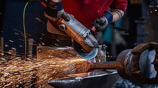 M&auml;nner arbeiten in Technik und Fertigung, Frauen in Gesundheits- und Sozialberufen: Der Arbeitsmarkt in Bayern zeigt deutliche Unterschiede nach Geschlechtern. (Symbolbild)