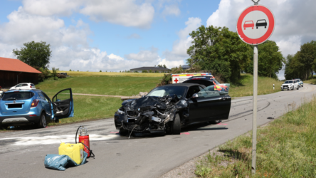 Der schwarze BMW prallte frontal in den blauen Opel. Der schwarze BMW prallte frontal in den blauen Opel.