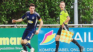 Landshuts Mittelfeldmotor Tobias Steer (am Ball) ist nach seiner abgelaufenen Gelbsperre am Samstag gegen Deisenhofen wieder zur&uuml;ck im Kader und soll den Niederbayern zu einem Sieg verhelfen.