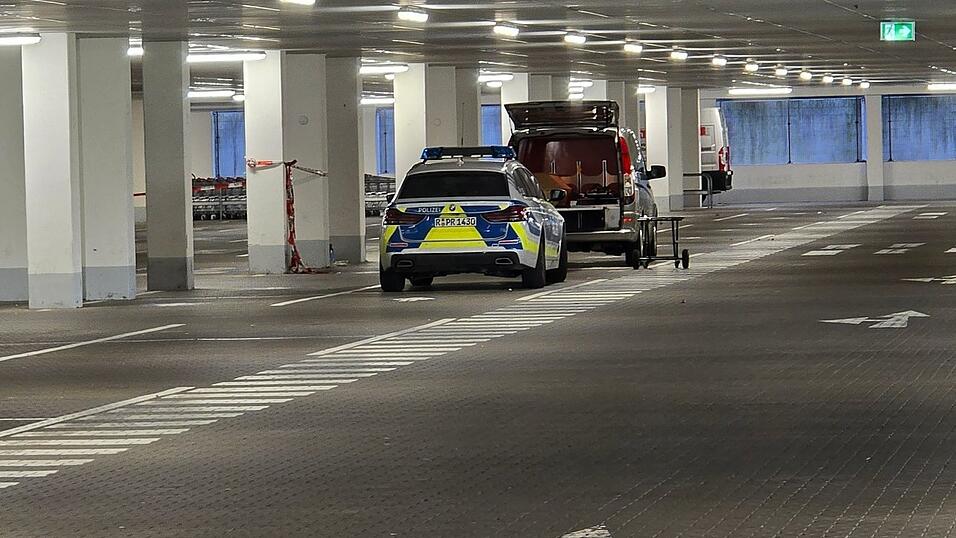 Passanten hatten sich wegen der eingeschlagenen Seitenscheibe des Autos bei der Polizei gemeldet. Eine Streife entdeckte dann die Tote im Kofferraum. (Archivfoto)