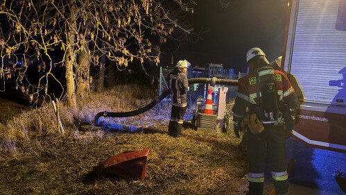 Zahlreiche Feuerwehrkr&auml;fte aus der Region bek&auml;mpften am Dienstagmorgen einen Scheunenbrand in der Deggendorfer Stra&szlig;e.&nbsp;&nbsp; &nbsp;