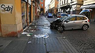 Im norditalienischen Modena fuhr ein Auto in eine Menschenmenge. Im norditalienischen Modena fuhr ein Auto in eine Menschenmenge.