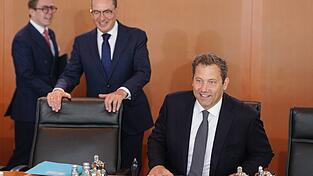 Die Reform der Gesetze, die die Befugnisse und Kontrolle der Nachrichtendienste regeln, war schon lange geplant. Die Reform der Gesetze, die die Befugnisse und Kontrolle der Nachrichtendienste regeln, war schon lange geplant.