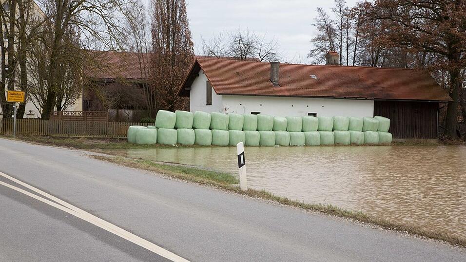 Durch den anhaltenden Regen und die Schneeschmelze war die Vils am Freitagmittag an einigen Stellen bei Vilsbiburg und Gerzen &uuml;ber die Ufer getreten. Einige Strassen waren somit nicht mehr passierbar und mussten gesperrt werden.