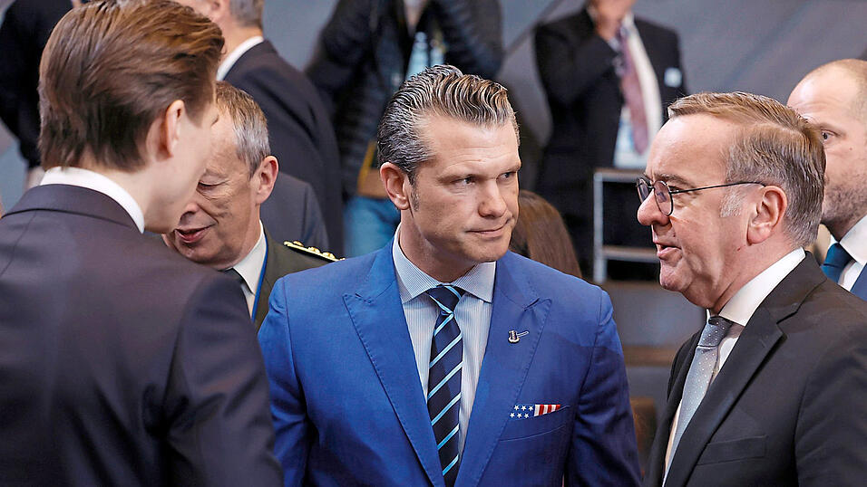 US-Verteidigungsminister Pete Hegseth (M.) hat seinen Nato-Amtskollegen, darunter Bundesverteidigungsminister Boris Pistorius (r.), am Donnerstag in Brüssel die Pläne seines Chefs erklärt.