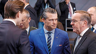US-Verteidigungsminister Pete Hegseth (M.) hat seinen Nato-Amtskollegen, darunter Bundesverteidigungsminister Boris Pistorius (r.), am Donnerstag in Brüssel die Pläne seines Chefs erklärt.