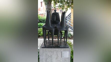Das Kunstwerk heißt „Chariot“ oder „Streitwagen“.