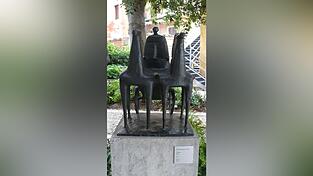 Das Kunstwerk heißt „Chariot“ oder „Streitwagen“.