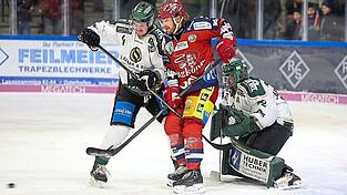 Deggendorfs Offensive um Marco Baßler (in rot) war auch gegen Heilbronn gefordert. Deggendorfs Offensive um Marco Baßler (in rot) war auch gegen Heilbronn gefordert.