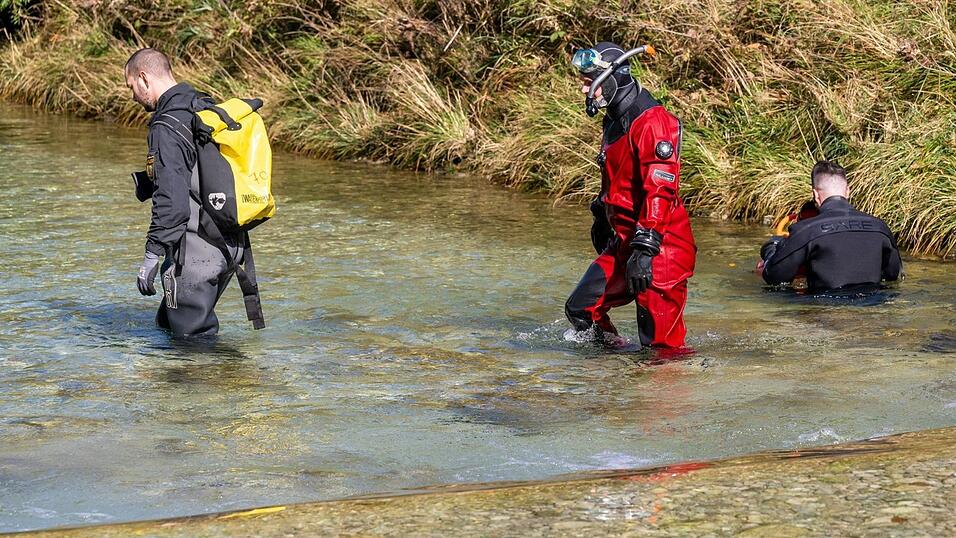 Nach dem Tod einer jungen Frau suchen Polizeitaucher in der Ortschaft das Flussbett der Prien nach Spuren ab.