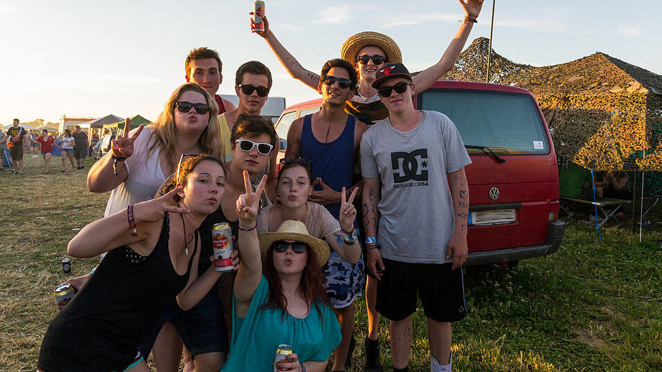 Ein Streifzug durch das Campinggelände: Trotz heißer Temperaturen sind die Festivalbesucher bestens gelaunt. (Foto: Susanne Raith) Ein Streifzug durch das Campinggelände: Trotz heißer Temperaturen sind die Festivalbesucher bestens gelaunt. (Foto: Susanne Raith)