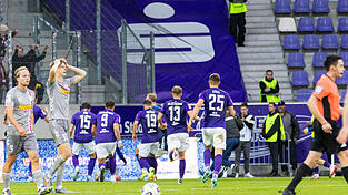 Die Regensburger Philipp Müller (links) und Leopold Wurm sind fassungslos: Erzgebirge Aue - bis zur 86. Minute noch 2:3 zurück - bejubelt in der sechsten Minute der Nachspielzeit den 4:3-Siegtreffer. Die Regensburger Philipp Müller (links) und Leopold Wurm sind fassungslos: Erzgebirge Aue - bis zur 86. Minute noch 2:3 zurück - bejubelt in der sechsten Minute der Nachspielzeit den 4:3-Siegtreffer.