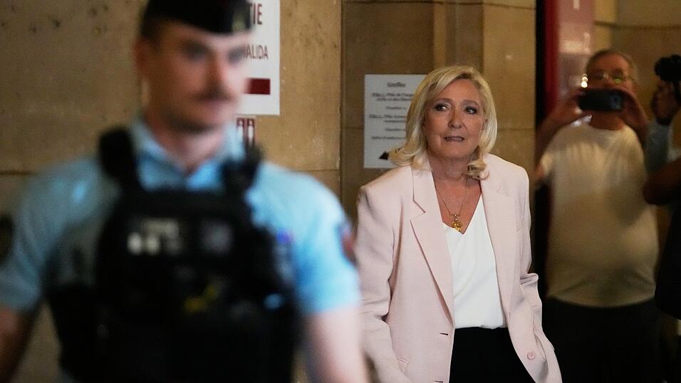 Laut Gericht stand Marine Le Pen im Zentrum eines betrügerischen Systems, bei dem EU-Mittel abgezweigt und für parteipolitische Zwecke verwendet wurden. Laut Gericht stand Marine Le Pen im Zentrum eines betrügerischen Systems, bei dem EU-Mittel abgezweigt und für parteipolitische Zwecke verwendet wurden.