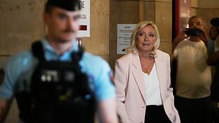 Laut Gericht stand Marine Le Pen im Zentrum eines betr&uuml;gerischen Systems, bei dem EU-Mittel abgezweigt und f&uuml;r parteipolitische Zwecke verwendet wurden.