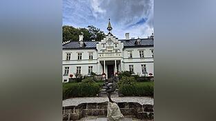 Das Schloss war einmal ein Wohnsitz der Glasdynastie von Poschinger. Das Schloss war einmal ein Wohnsitz der Glasdynastie von Poschinger.