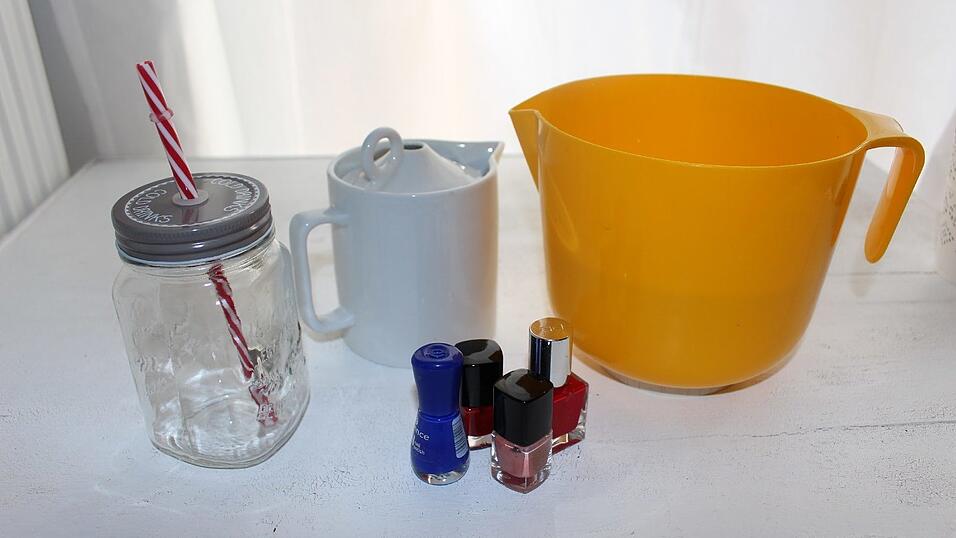 1. Zum Marmorieren brauchst du nicht viel: unterschiedliche Nagellack-Farben, eine große Schüssel mit Wasser mit Zimmertemperatur, Zahnstocher zum Umrühren und Glas oder Porzellan, das du färben willst. 1. Zum Marmorieren brauchst du nicht viel: unterschiedliche Nagellack-Farben, eine große Schüssel mit Wasser mit Zimmertemperatur, Zahnstocher zum Umrühren und Glas oder Porzellan, das du färben willst.