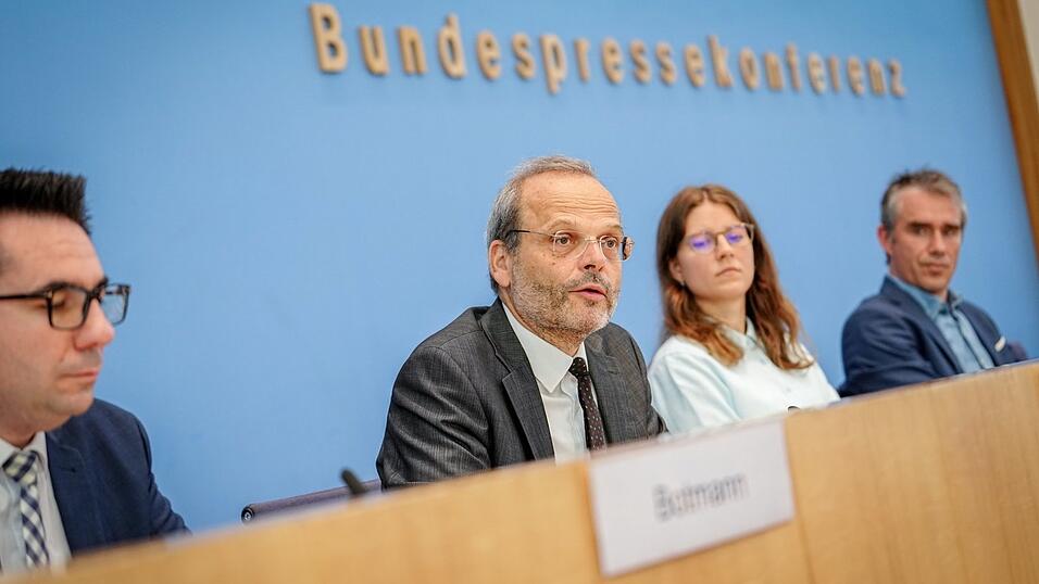 Es gebe keinen Bereich mehr, in dem man vor Anfeindungen sicher sei, und damit drohe eine 'Normalisierung des Judenhasses', sagt Rias-Geschäftsführer Benjamin Steinitz (r.). Es gebe keinen Bereich mehr, in dem man vor Anfeindungen sicher sei, und damit drohe eine 'Normalisierung des Judenhasses', sagt Rias-Geschäftsführer Benjamin Steinitz (r.).