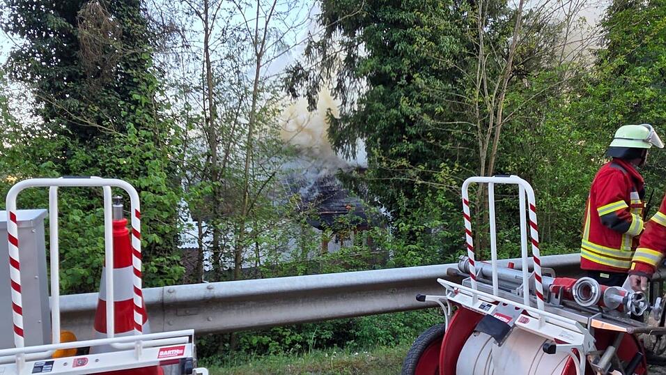 Zwei Personen seien leicht verletzt worden.