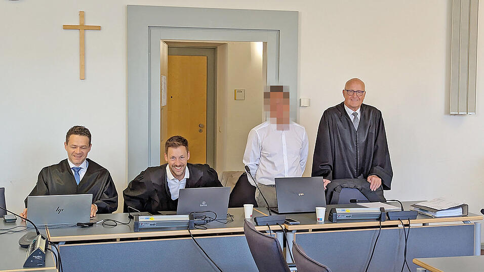 Der Gründer der Handwerker Engel (verpixelt) mit seinem Anwaltsteam Michael Haizmann (r.), Alexander Utschitel (l.) und Philipp Roth Der Gründer der Handwerker Engel (verpixelt) mit seinem Anwaltsteam Michael Haizmann (r.), Alexander Utschitel (l.) und Philipp Roth