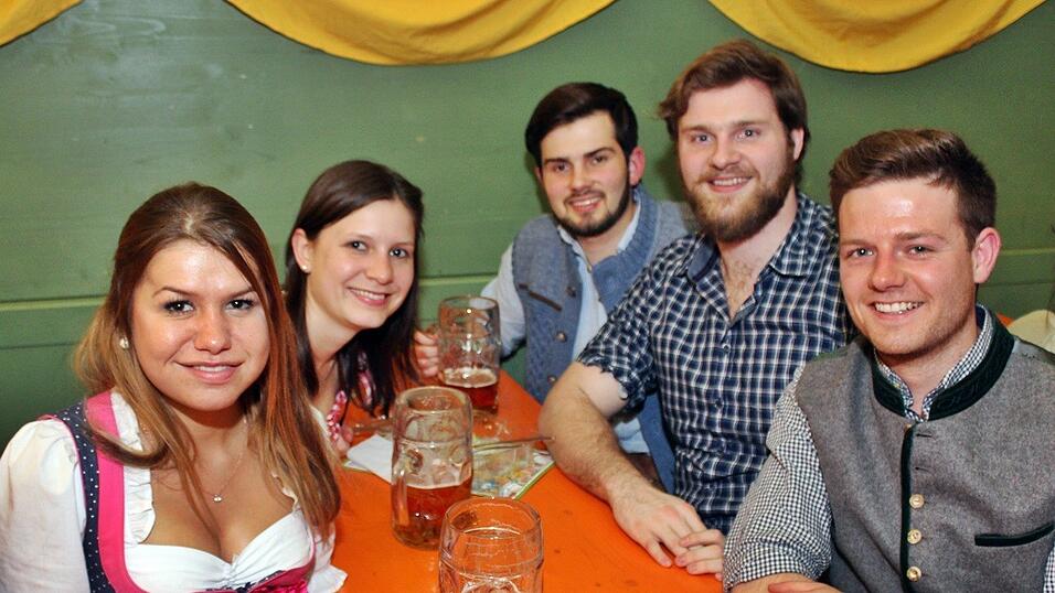 Die Fr&uuml;hjahrsdult 2017 in Landshut neigt sich dem Ende entgegen. Grund genug, noch einmal richtig in den Bierzelten zu feiern - abgerundet vom traditionellen Feuerwerk.