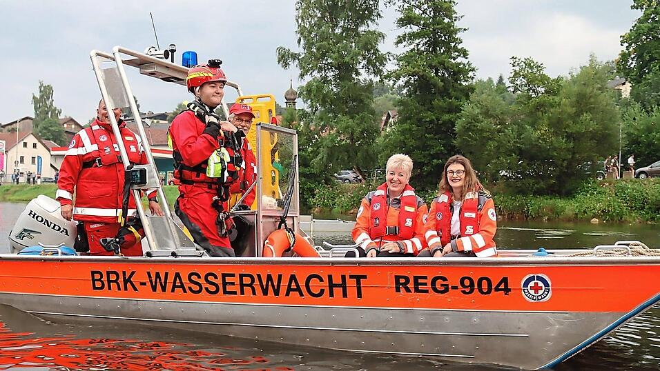 Genießt sichtlich die Fahrt auf dem Regen mit dem Wasserwachtboot: BRK-Präsidentin Angelika Schorer (2.v.r.) mit BRK-Kreisbereitschaftsleiterin Bianca Schiller.