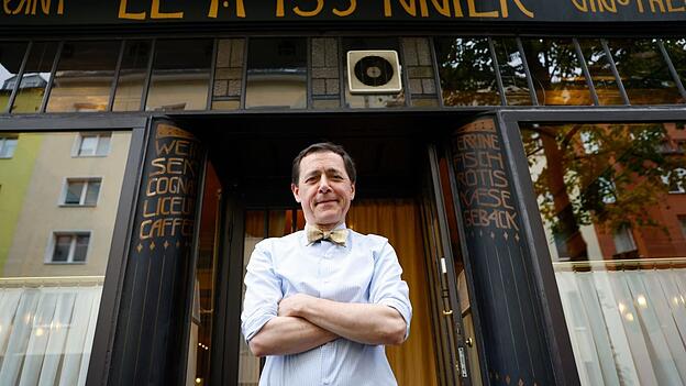 Vincent Moissonnier steht vor seinem Sterne-Bistro «Le Moissonnier», einem kleinen Stück Paris mitten in Köln.