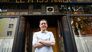 Vincent Moissonnier steht vor seinem Sterne-Bistro «Le Moissonnier», einem kleinen Stück Paris mitten in Köln.