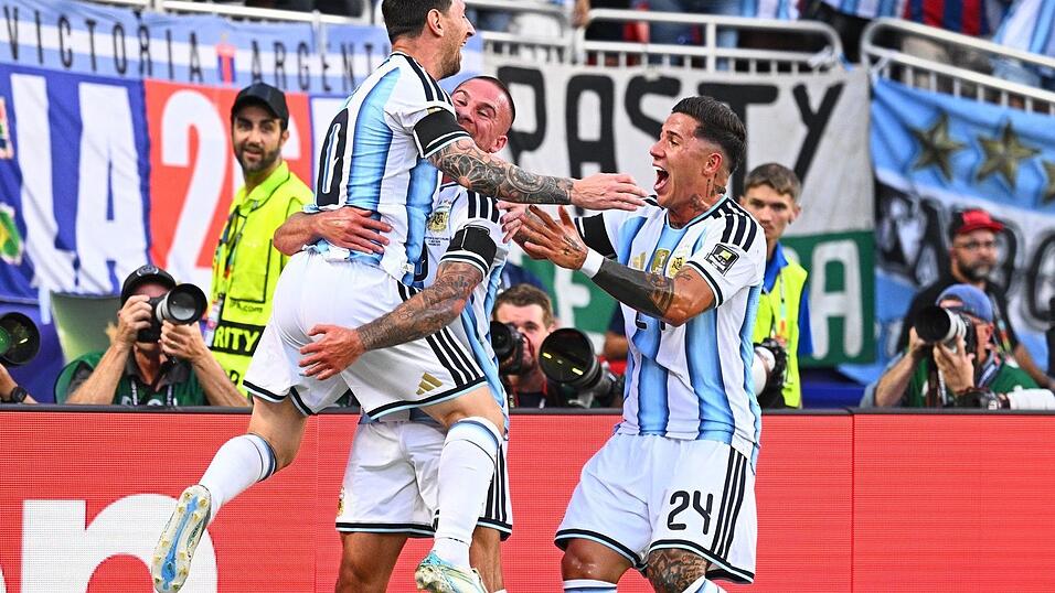 Argentinien um Lionel Messi freut sich über den Treffer zum 1:0. Argentinien um Lionel Messi freut sich über den Treffer zum 1:0.