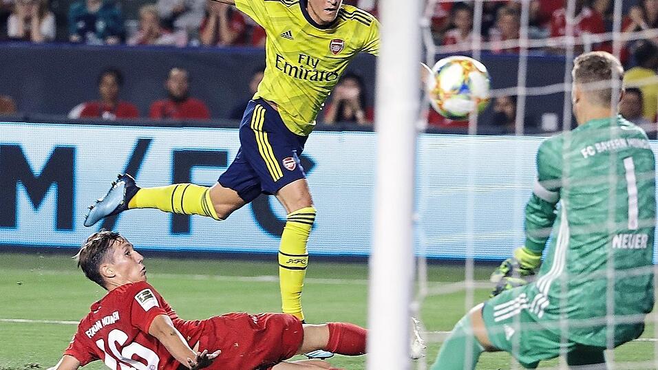 Zum Einsatz kam der 18-jährige Thalhamer (rotes Trikot) auf der USA-Tour des deutschen Rekordmeisters in Carson gegen den FC Arsenal. Dabei traf er auch auf Mesut Özil. Zum Einsatz kam der 18-jährige Thalhamer (rotes Trikot) auf der USA-Tour des deutschen Rekordmeisters in Carson gegen den FC Arsenal. Dabei traf er auch auf Mesut Özil.