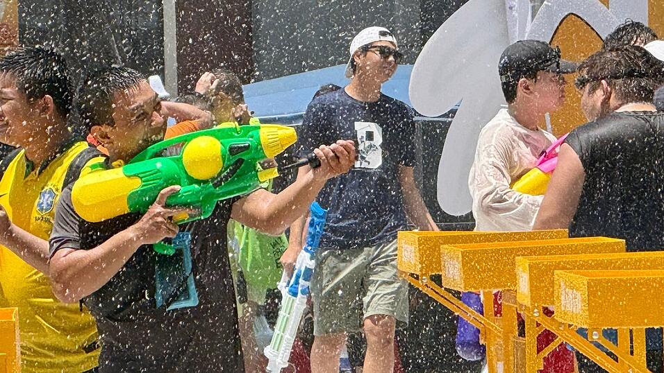 Bei der großen Hitze bieten die Wasserschlachten eine willkommene Abkühlung. Bei der großen Hitze bieten die Wasserschlachten eine willkommene Abkühlung.