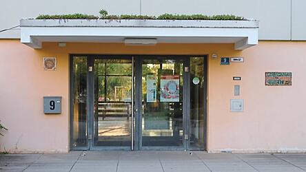 Die Haupteingangst&uuml;r der Grund- und Mittelschule Furth wird erneuert und mit einer modernen Schlie&szlig;- und Klingelanlage ausgestattet.