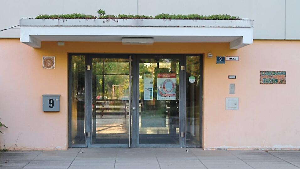 Die Haupteingangstür der Grund- und Mittelschule Furth wird erneuert und mit einer modernen Schließ- und Klingelanlage ausgestattet. Die Haupteingangstür der Grund- und Mittelschule Furth wird erneuert und mit einer modernen Schließ- und Klingelanlage ausgestattet.