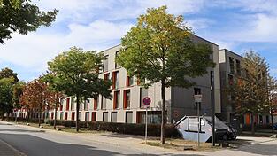 Vergleichsweise günstige Angebote sind in Landshut einfach zu finden, die Frage ist nur, sind Apartments auch verfügbar? Das Foto zeigt das Studentenwohnheim vom Studierendenwerk Niederbayern/Oberpfalz an der Ritter-von-Schoch-Straße. Die Wohnanlage wurde im Oktober 2015 eröffnet und bietet insgesamt 208 Apartments für Studenten, vom Einzelvollapartment über Zweier-WGs bis zur Secher-WG. Vergleichsweise günstige Angebote sind in Landshut einfach zu finden, die Frage ist nur, sind Apartments auch verfügbar? Das Foto zeigt das Studentenwohnheim vom Studierendenwerk Niederbayern/Oberpfalz an der Ritter-von-Schoch-Straße. Die Wohnanlage wurde im Oktober 2015 eröffnet und bietet insgesamt 208 Apartments für Studenten, vom Einzelvollapartment über Zweier-WGs bis zur Secher-WG.