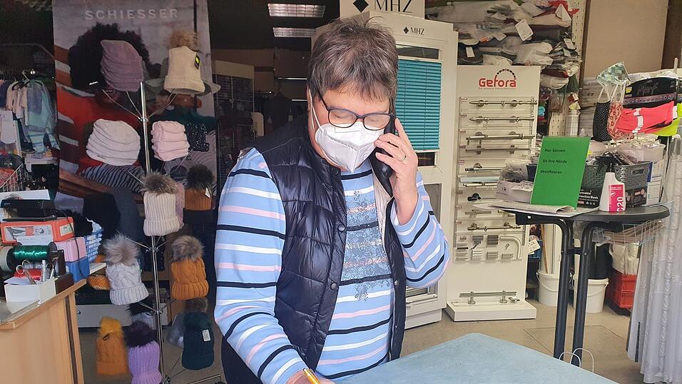 Maria Wimbeck vom Kaufhaus Stadler in Neufahrn bietet seit Montag Click & Collect an. Maria Wimbeck vom Kaufhaus Stadler in Neufahrn bietet seit Montag Click & Collect an.