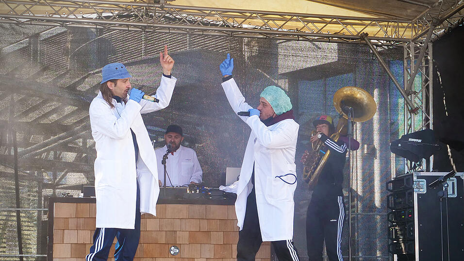 Passend gekleidet zum Klinik-Konzert: 'Dicht & Ergreifend' rappen in Passau.