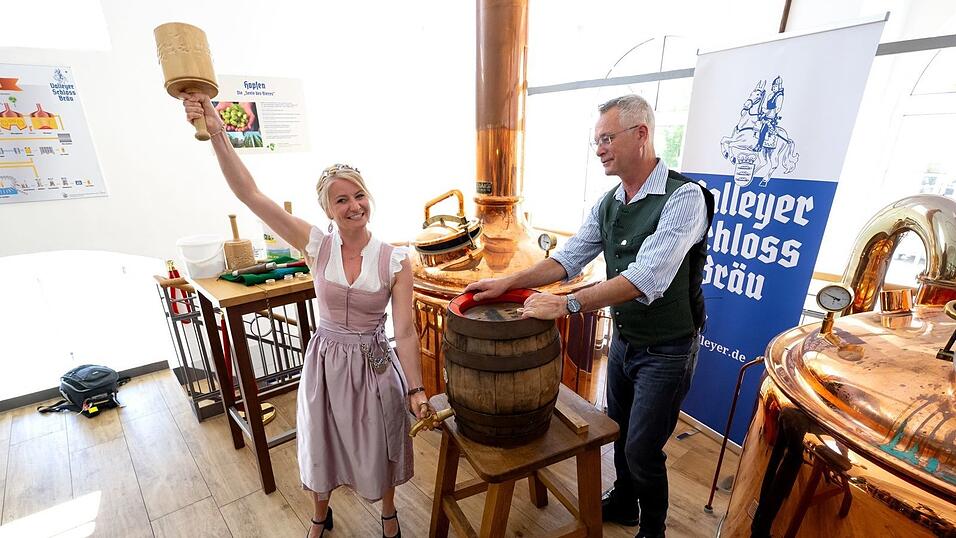 Souver&auml;n mit zwei Schl&auml;gen: Die neue bayerische Bierk&ouml;nigin beim Anzapfen ihres ersten Fasses.
