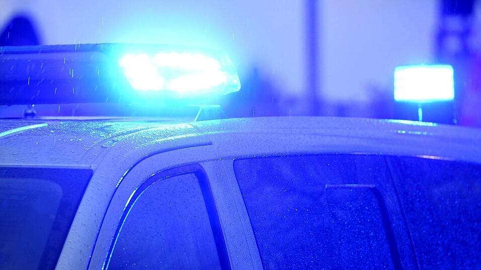 Die Passauer Polizei ermittelt wegen Körperverletzungen. (Symbolbild)