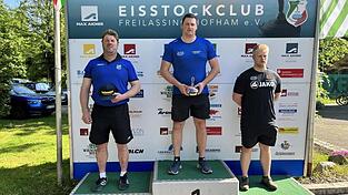 Michael Späth (Mitte) vom FC Altrandsberg hat die Gesamtwertung des Max-Aciher-Cups 2022/23 gewonnen. Auf den weiteren Plätzen landeten Peter Rottmoser (links) und Alexander Anzinger.