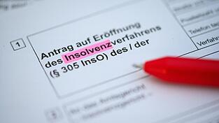 Ein Kugelschreiber liegt auf einem Antrag zur Eröffnung eines Insolvenzverfahrens. Ein Kugelschreiber liegt auf einem Antrag zur Eröffnung eines Insolvenzverfahrens.