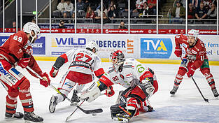 Die Eisb&auml;ren Regensburg um Kapit&auml;n Nikola Gajovsk&yacute; (links, rotes Trikot) treffen im Playoff-Halbfinale auf die Eispiraten Crimmitschau (im Bild St&uuml;rmer Thomas Reichel, Zweiter von links, und Torh&uuml;ter Christian Schneider, Zweiter von rechts).