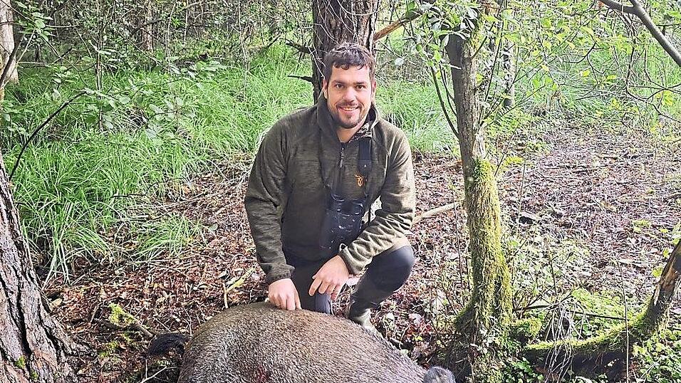Auf einer Wiese am Waldrand war es André Notka möglich, einen sicheren Schuss auf das Wildschwein abzugeben. Auf einer Wiese am Waldrand war es André Notka möglich, einen sicheren Schuss auf das Wildschwein abzugeben.